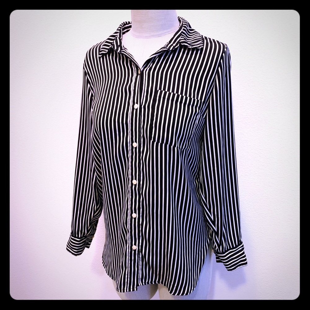 OLD NAVY 🤩 one size fits all (XS-L) BUTTON DOWN